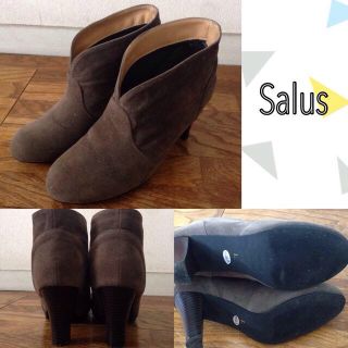 サルース(salus)のグレージュショートブーツ(ブーツ)