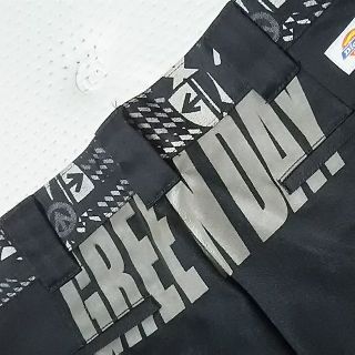 ディッキーズ(Dickies)の90周年限定希少コラボ！ディッキーズ×グリーンデイ高級チノハーフパンツ黒(ショートパンツ)