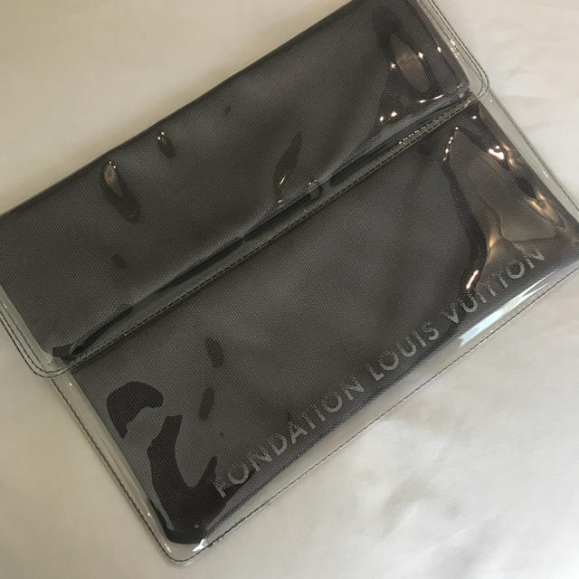 LOUIS VUITTON(ルイヴィトン)のパリ限定🇫🇷ルイヴィトン財団美術館 ipadケース クリアバッグ PVC スマホ/家電/カメラのスマホアクセサリー(iPadケース)の商品写真