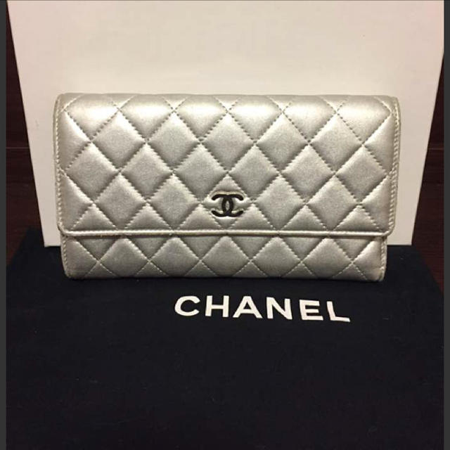 CHANEL(シャネル)のCHANEL シャネル 長財布 シルバー マトラッセ 大きい  レディースのファッション小物(財布)の商品写真