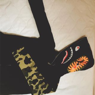 アベイシングエイプ(A BATHING APE)のa bathing ape シャークパーカー  黒×緑(パーカー)