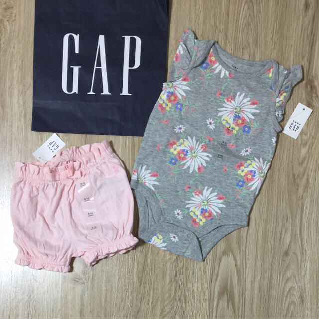 babyGAP(ベビーギャップ)のえりたん様専用ベビーギャップ 70 ロンパース 2点 パンツ2点 キッズ/ベビー/マタニティのベビー服(~85cm)(ロンパース)の商品写真