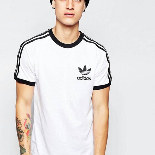 adidas(アディダス)の新品 ブラック ホワイト Mサイズ adidas★ カリフォルニアTシャツ メンズのトップス(Tシャツ/カットソー(半袖/袖なし))の商品写真