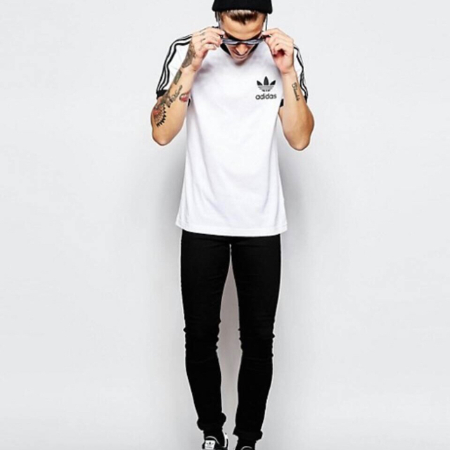 adidas(アディダス)の新品 ブラック ホワイト Mサイズ adidas★ カリフォルニアTシャツ メンズのトップス(Tシャツ/カットソー(半袖/袖なし))の商品写真