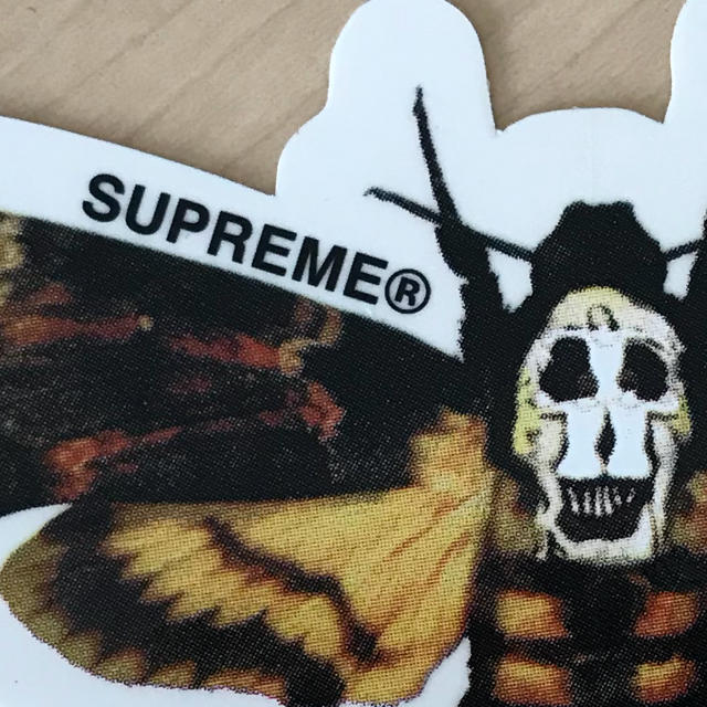 Supreme(シュプリーム)の🖕🏼シュプリーム ステッカー  羊たちの沈黙 蛾 メンズのメンズ その他(その他)の商品写真