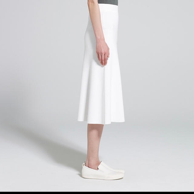 UNIQLO(ユニクロ)の新品未使用 タグ付き UNIQLO U ホワイト Aラインスカート レディースのスカート(ひざ丈スカート)の商品写真