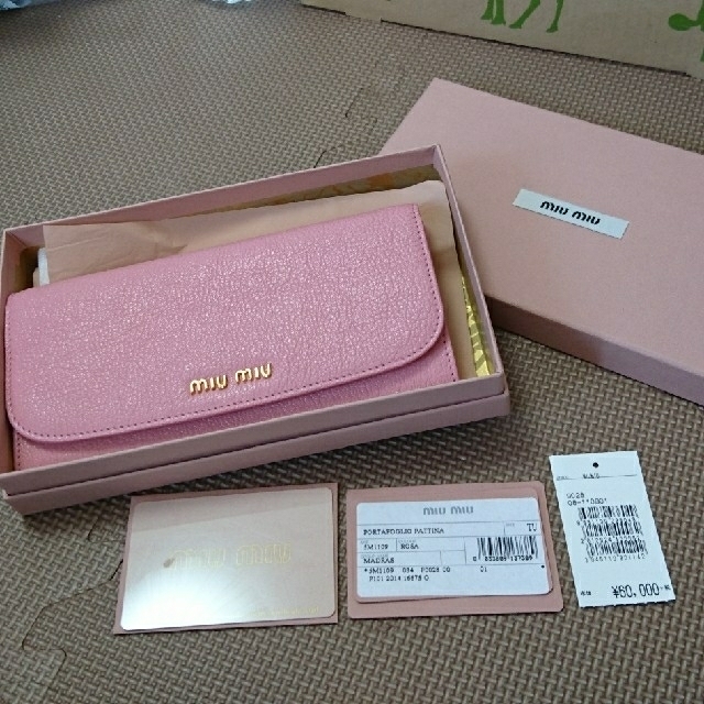 miumiu ピンク色財布 新品未使用 箱付きレディース