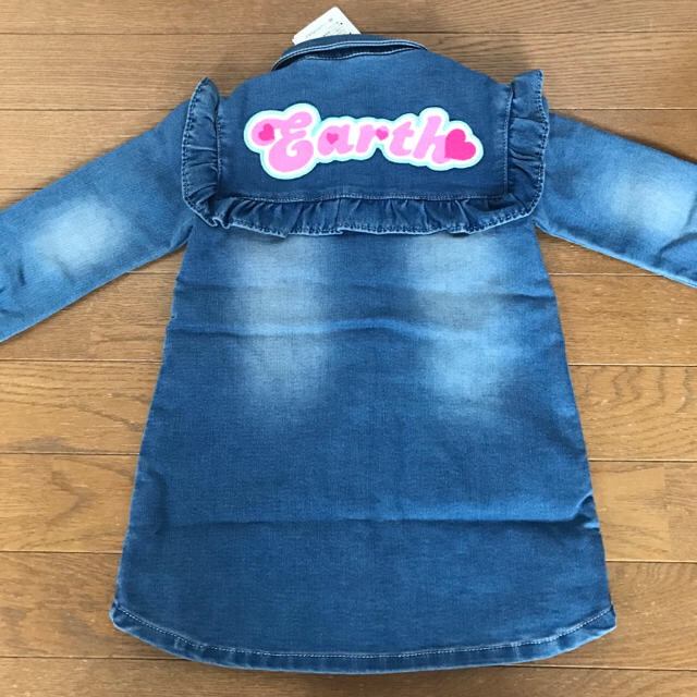 EARTHMAGIC(アースマジック)の新品❤️デニムワンピ100 キッズ/ベビー/マタニティのキッズ服女の子用(90cm~)(ワンピース)の商品写真