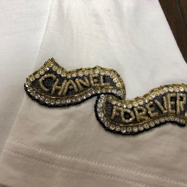 CHANEL(シャネル)の正規店購入品  CHANEL シャネル ロゴビーズ刺繍  トップス レディースのトップス(Tシャツ(半袖/袖なし))の商品写真