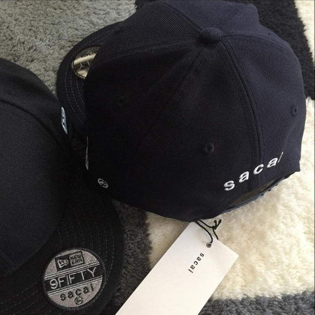 sacai(サカイ)のSACAI X FRAGMENT DESIGN NEW ERA CAP メンズの帽子(その他)の商品写真