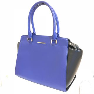 チャールズアンドキース(Charles and Keith)のCharles and Keith ハンドバッグ バイカラー 黒&青 (中古品)(ハンドバッグ)