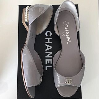 シャネル(CHANEL)の❤️シャネル❤️最終お値下げ❣️訳あり パール付💕グレー パテント サンダル(サンダル)