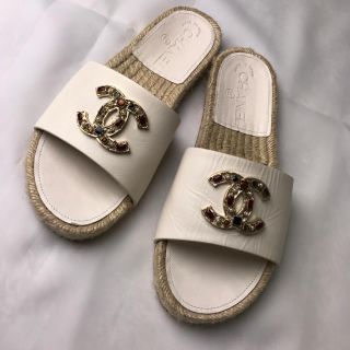 シャネル(CHANEL)のCHANEL シャネル サンダル 白(サンダル)