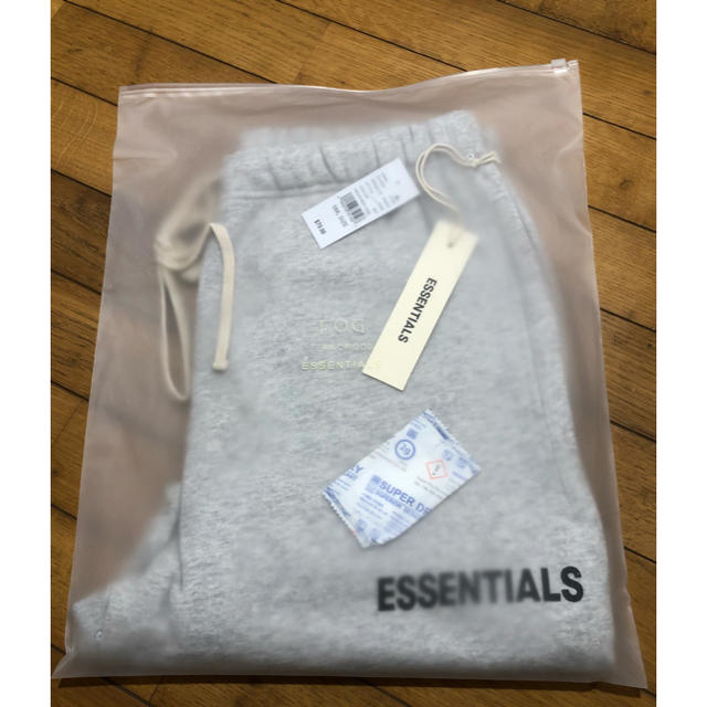 FEAR OF GOD(フィアオブゴッド)のessentials  Graphic Sweat Shorts Sサイズ メンズのパンツ(ショートパンツ)の商品写真