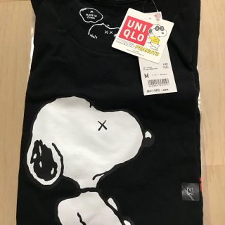 ピーナッツ(PEANUTS)のkaws × penuts × UNIQLO 黒 TEE 新品未使用(Tシャツ/カットソー(半袖/袖なし))