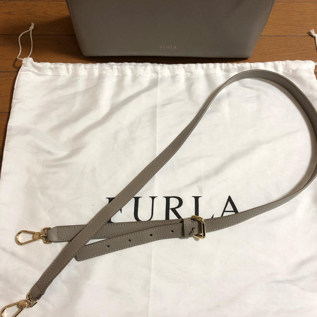 Furla(フルラ)の美品 フルラ AGATA グレージュ レディースのバッグ(ハンドバッグ)の商品写真