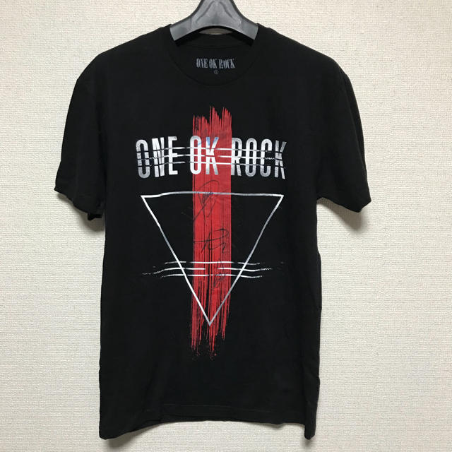 ONE OK ROCK(ワンオクロック)のONE OK ROCK サイン入りTシャツ エンタメ/ホビーのタレントグッズ(ミュージシャン)の商品写真