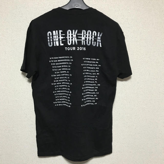 ONE OK ROCK(ワンオクロック)のONE OK ROCK サイン入りTシャツ エンタメ/ホビーのタレントグッズ(ミュージシャン)の商品写真