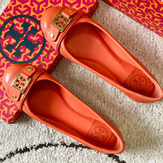 Tory Burch(トリーバーチ)の美品!トリーバーチ ゴールドアイコン オレンジ バレエシューズ 24㎝ レディースの靴/シューズ(バレエシューズ)の商品写真