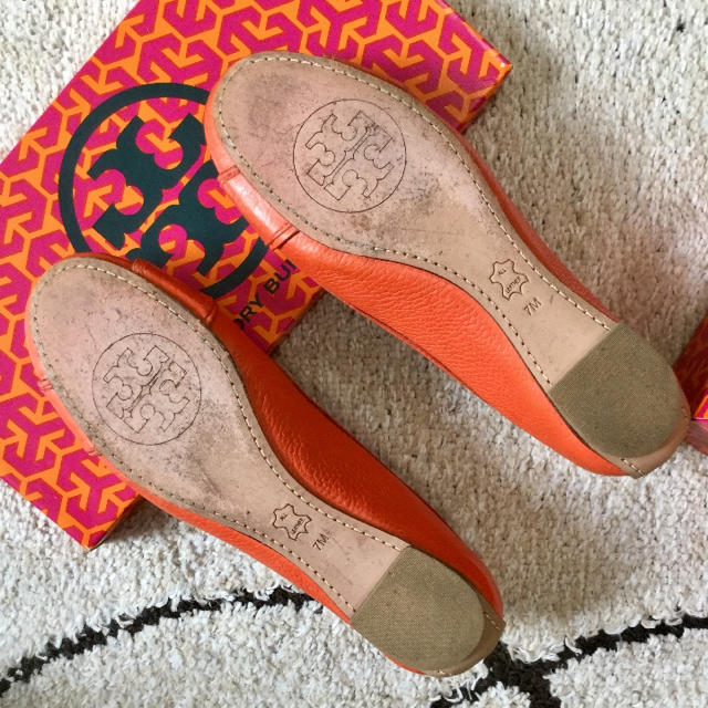 Tory Burch(トリーバーチ)の美品!トリーバーチ ゴールドアイコン オレンジ バレエシューズ 24㎝ レディースの靴/シューズ(バレエシューズ)の商品写真