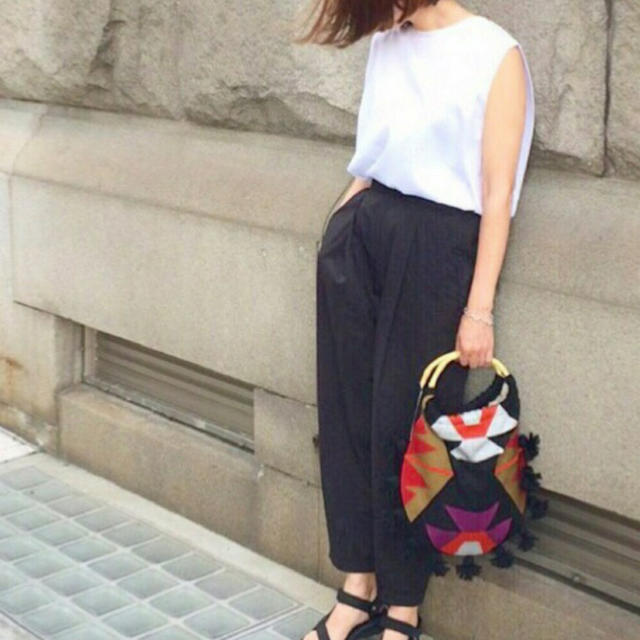Shikica Tokyo(シキカトウキョウ)のShikica Tokyo バンブーハンドル刺繍バッグ レディースのバッグ(ハンドバッグ)の商品写真