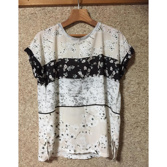 ZARA(ザラ)のZARA 花柄 ブラウス （Tシャツ） レディースのトップス(シャツ/ブラウス(半袖/袖なし))の商品写真