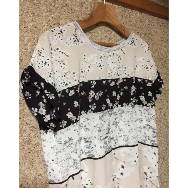 ZARA(ザラ)のZARA 花柄 ブラウス （Tシャツ） レディースのトップス(シャツ/ブラウス(半袖/袖なし))の商品写真