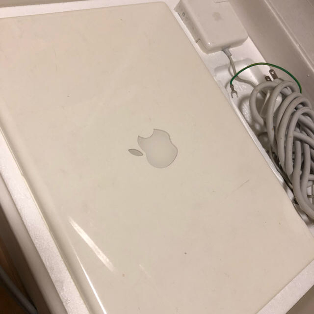 Mac (Apple)(マック)のMacBook 13インチ A1181 core2duo 2006 ジャンク スマホ/家電/カメラのPC/タブレット(ノートPC)の商品写真