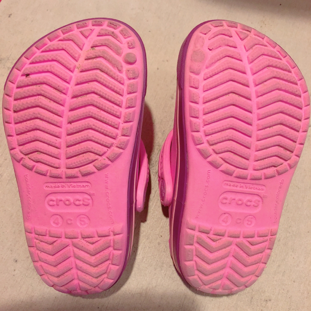 crocs(クロックス)のクロックス ピンク キッズ/ベビー/マタニティのベビー靴/シューズ(~14cm)(サンダル)の商品写真