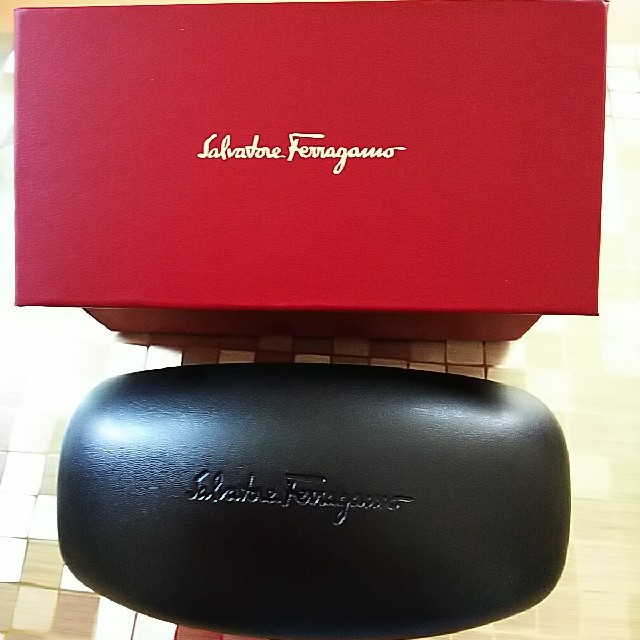 Salvatore Ferragamo(サルヴァトーレフェラガモ)のフェラガモのサングラスケースと箱 レディースのファッション小物(サングラス/メガネ)の商品写真