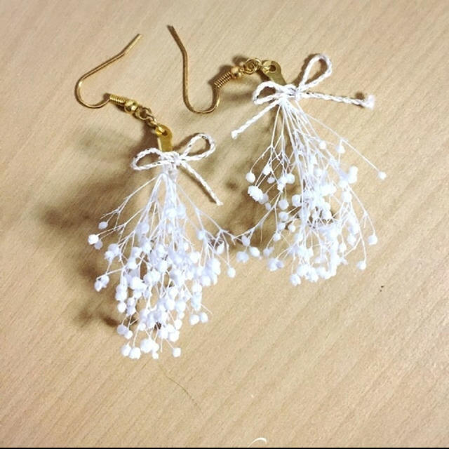 かすみ草 ピアス リボン 樹脂ピアス ハンドメイドのアクセサリー(ピアス)の商品写真