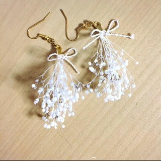 かすみ草 ピアス リボン 樹脂ピアス(ピアス)