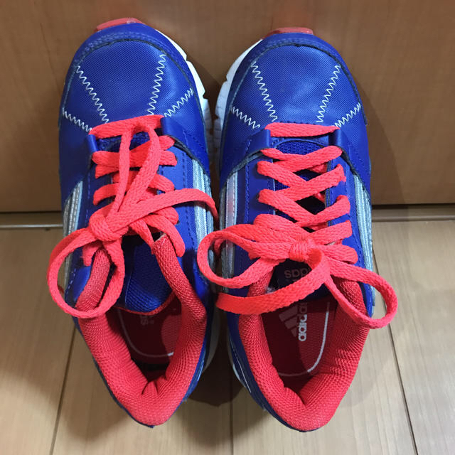 adidas(アディダス)のadidasスニーカー 17cm キッズ/ベビー/マタニティのキッズ靴/シューズ(15cm~)(スニーカー)の商品写真