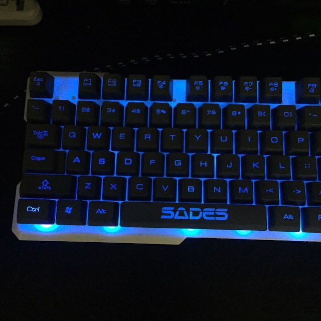 AGPtek SADES LED ゲーム キーボード スマホ/家電/カメラのPC/タブレット(PC周辺機器)の商品写真