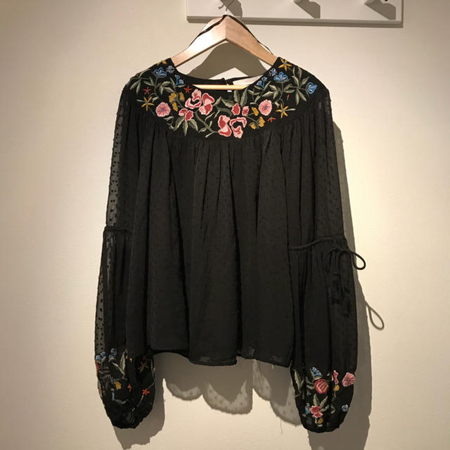 ZARA(ザラ)の大人気完売商品 ZARA 刺繍トップス ザラ レディースのトップス(カットソー(長袖/七分))の商品写真