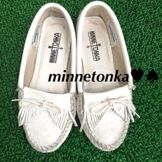 ミネトンカ(Minnetonka)のミネトンカ 白 22.5㎝(ローファー/革靴)