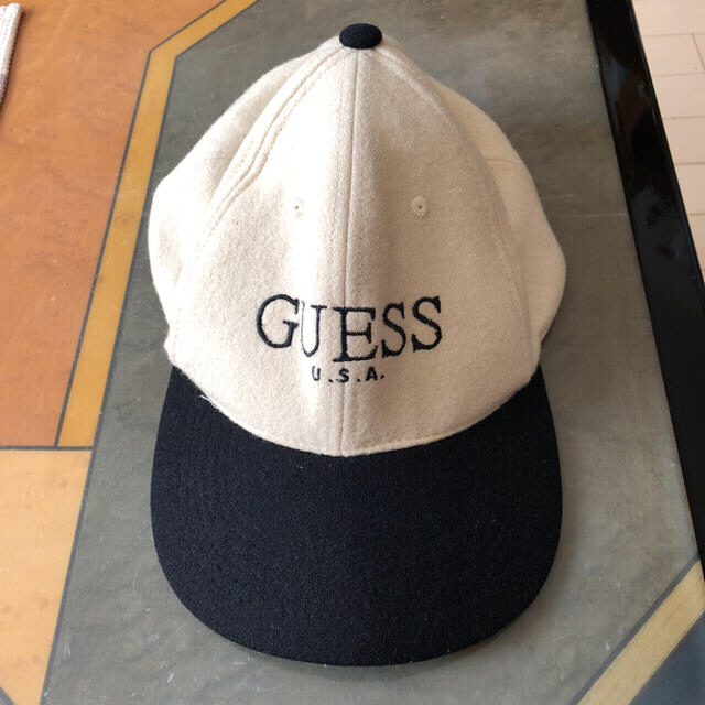 GUESS(ゲス)のGUESS    キャップ       帽子   ベージュ メンズの帽子(キャップ)の商品写真