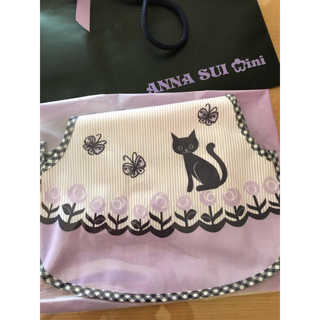 ANNA SUI mini(アナスイミニ)の新品未使用♡ネコ巾着お食事スタイ キッズ/ベビー/マタニティの授乳/お食事用品(お食事エプロン)の商品写真