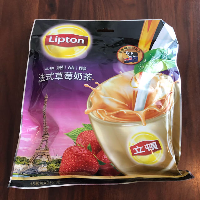 KRYPTON(クリプトン)の台湾ユニリーバ リプトン いちごミルクティー & ハンカチ 食品/飲料/酒の飲料(茶)の商品写真