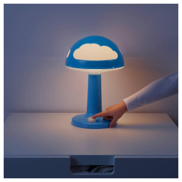 IKEA(イケア)のikea SKOJIG テーブルランプ 照明 ライト キッズ きのこ 青空  インテリア/住まい/日用品のライト/照明/LED(テーブルスタンド)の商品写真