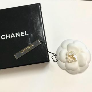 シャネル(CHANEL)のCHANEL シャネル★新品同様 カメリア ホワイト 定番 コサージュ ブローチ(ブローチ/コサージュ)