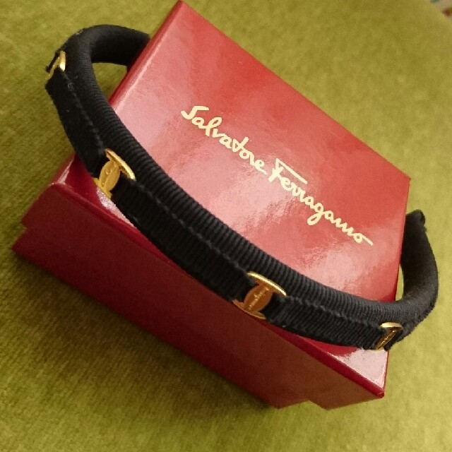 Salvatore Ferragamo(サルヴァトーレフェラガモ)の Ferragamo フェラガモ【正規品】未使用カチューシャ レディースのヘアアクセサリー(カチューシャ)の商品写真