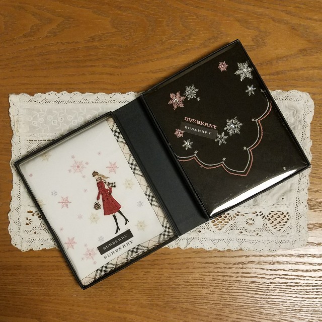 BURBERRY(バーバリー)のBURBERRY バーバリー 女の子 刺繍 ラインストーン ハンカチ  新品 レディースのファッション小物(ハンカチ)の商品写真