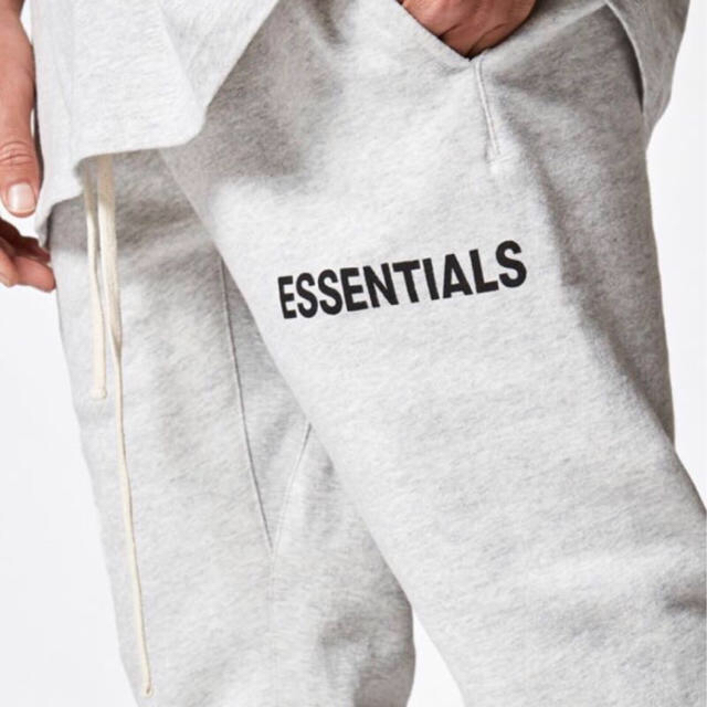 FEAR OF GOD(フィアオブゴッド)の新品 未使用 FOG Essentials Graphic Sweatpants メンズのパンツ(サルエルパンツ)の商品写真