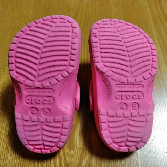 crocs(クロックス)のcrocs　クロックス　ピンク　ベビー　サンダル　12〜13cm着用可 キッズ/ベビー/マタニティのベビー靴/シューズ(~14cm)(サンダル)の商品写真