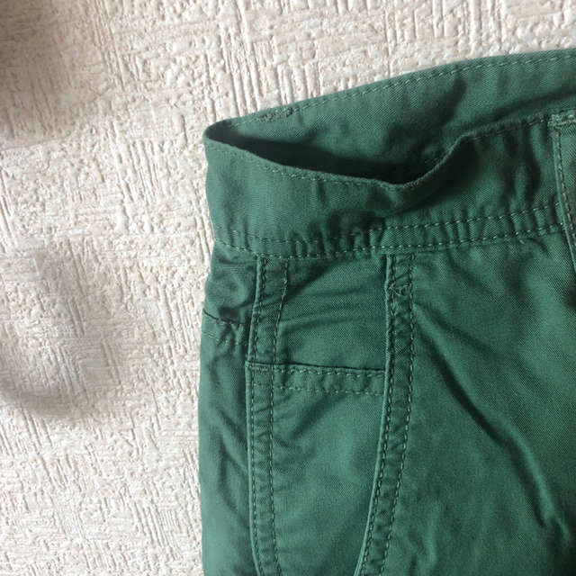 GU(ジーユー)のメンズ パンツ 膝下丈 緑 GU (難あり？) メンズのパンツ(ワークパンツ/カーゴパンツ)の商品写真