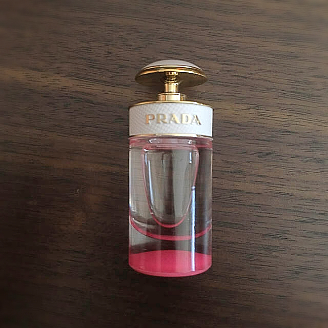 PRADA(プラダ)のprada キャンディ キス💋 ミニボトル コスメ/美容の香水(香水(女性用))の商品写真