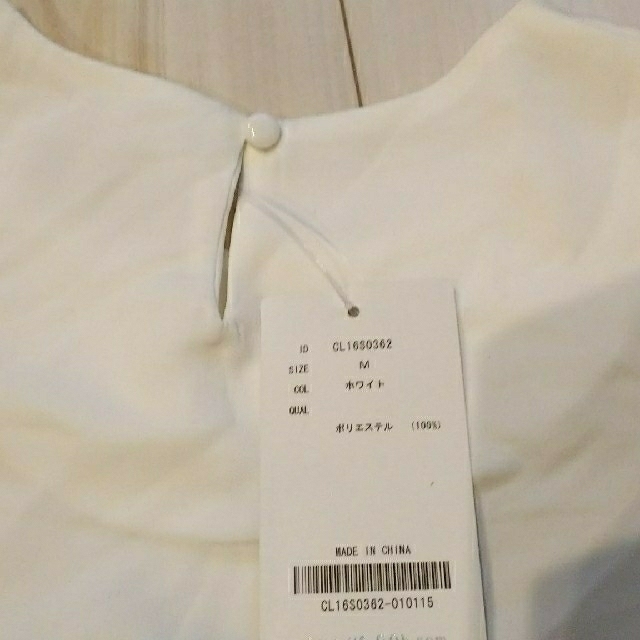 fifth(フィフス)のホワイトブラウス  袖フレア レディースのトップス(シャツ/ブラウス(半袖/袖なし))の商品写真