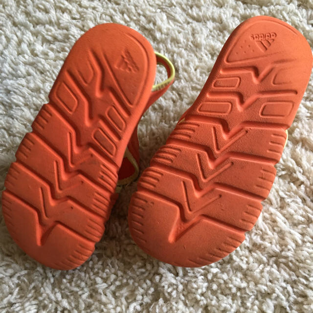 adidas(アディダス)のadidas キッズサンダル キッズ/ベビー/マタニティのキッズ靴/シューズ(15cm~)(サンダル)の商品写真