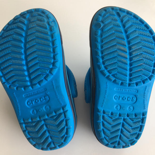 crocs(クロックス)のクロックス サンダル ブルー キッズ/ベビー/マタニティのベビー靴/シューズ(~14cm)(サンダル)の商品写真